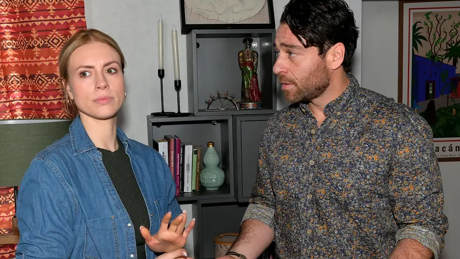 Zoe und Carlos drohen aufzufliegen. Carlos schaut Zoe verzweifelt an.