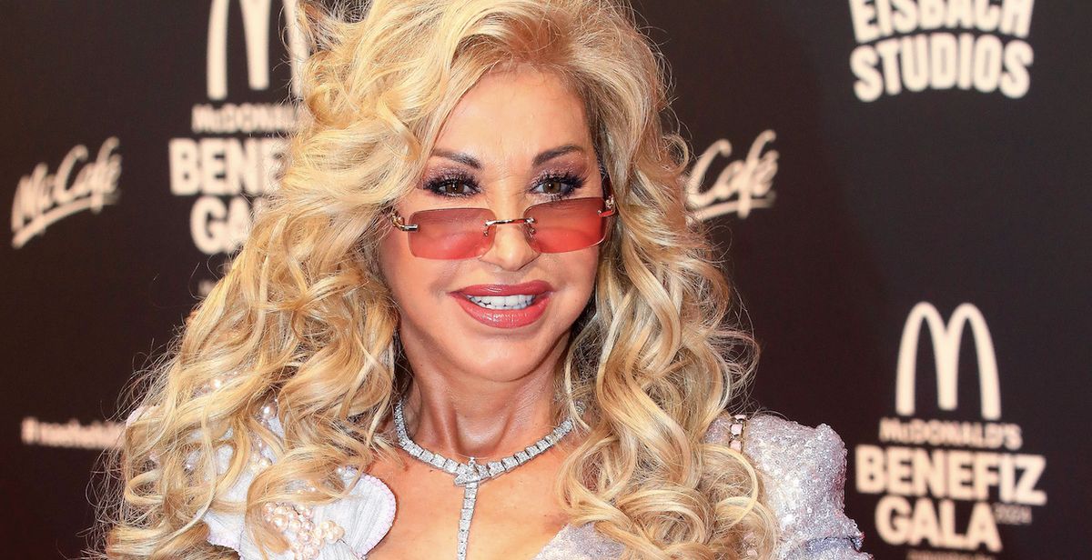 Carmen Gleiss trägt ein silbernes Kleid