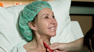 Carmen Geiss schockt mit Beauty-Eingriff: Neue OP-Bilder im TV enthüllt! - Foto: RTLZWEI Carmen Geiss schockt mit Beauty-Eingriff: Neue OP-Bilder im TV enthüllt! - Foto: RTLZWEI