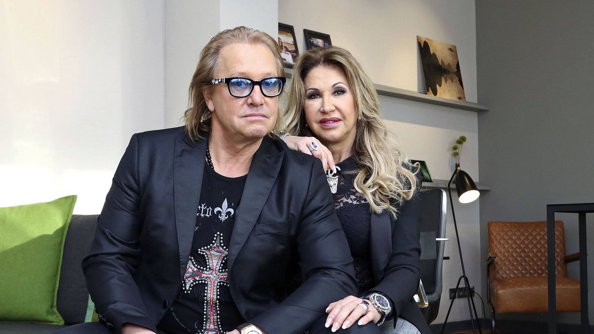 Robert und Carmen Geiss sitzen zusammen auf einer Couch. Am Sonntag wurden sie in ihrem Haus überfallen. Robert und Carmen Geiss sitzen zusammen auf einer Couch. Am Sonntag wurden sie in ihrem Haus überfallen.