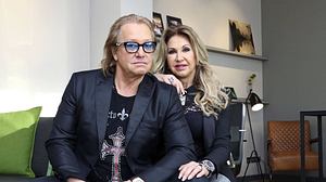 Robert und Carmen Geiss sitzen zusammen auf einer Couch. Am Sonntag wurden sie in ihrem Haus überfallen. - Foto: IMAGO / Future Image