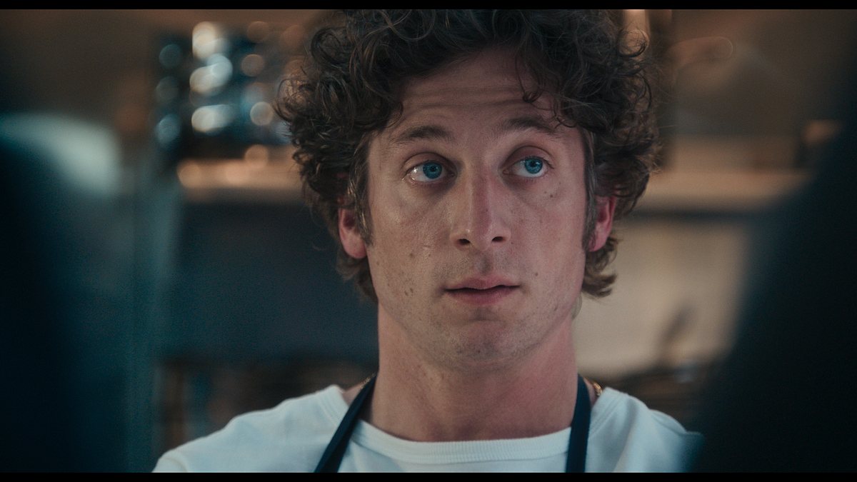 Carmy Jeremy Allen White in The Bear Staffel 4 Carmy schaut in Nahfnahme in The Bear Staffel 4 skeptisch zur Seite