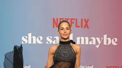 Caro Daur auf der Premiere von She Said Maybe. - Foto: Netflix