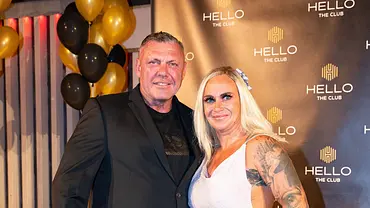 Caro und Andreas Robens posieren nebeneinander auf dem roten Teppich und lächeln in die Kamera. - Foto: IMAGO / nicepix.world