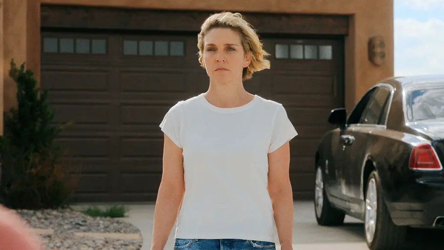 Carol ist zurück in Albuquerque. Carol steht vor ihrem Haus.