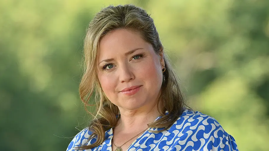 Caroline Frier spielt Sarah König bei „Die Landarztpraxis“. Caroline Frier aus die Landarztpraxis spielt Sarah König und sieht zweifelnd in die Kamera