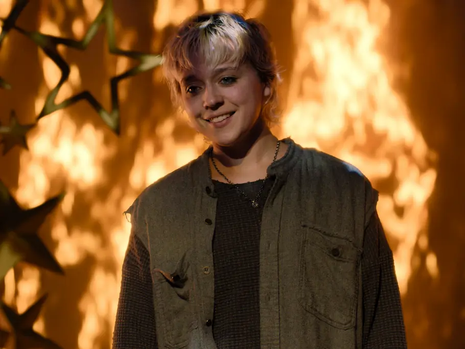 Carrie auf Prime Video: Unterschied Emaline Roman Thalia Dudek spielt in „Carrie“ die mysteriöse Emaline - hier vor einem Meer aus Flammen.