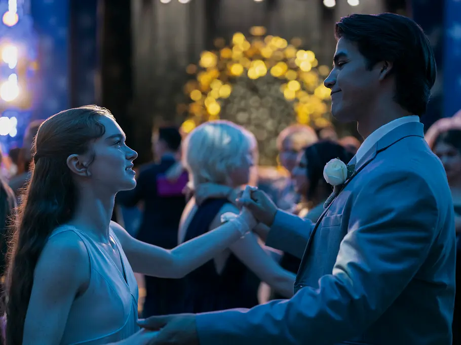 Carrie auf Prime Video: Unterschied Ende Tod Tommy Summer H. Howell als Carrie und Joel Oulette als Tommy Ross tanzen in „Carrie“ beim Abschlussball.