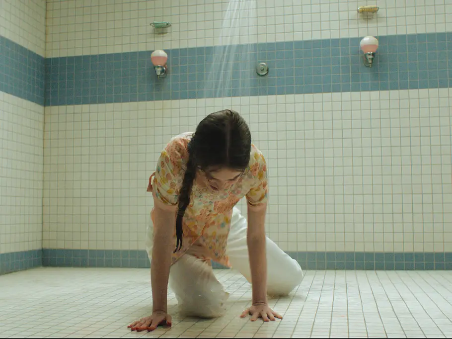 Carrie auf Prime Video: Unterschied Mobbing Roman Summer H. Howell als Carrie White in der neuen Amazon Prime Video-Serie „Carrie“ mit blutiger weißer Hose in der Dusche der Sportumkleide.