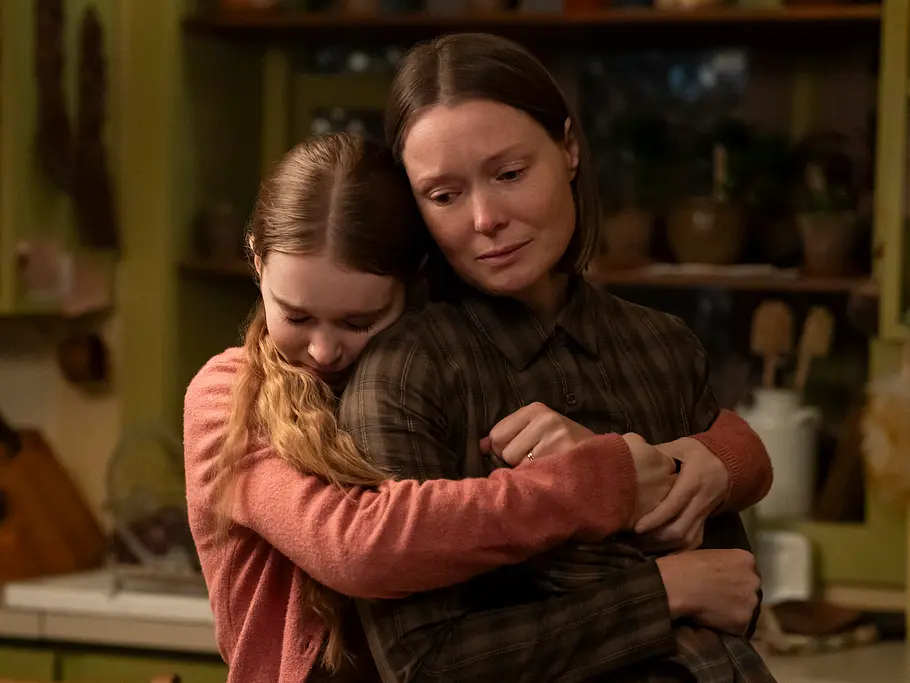 Carrie auf Prime Video: Unterschied Mutter Roman Szene aus „Carrie“: Summer H. Howell als Carrie White umarmt Samantha Sloyanals Mutter Margaret White von hinten.