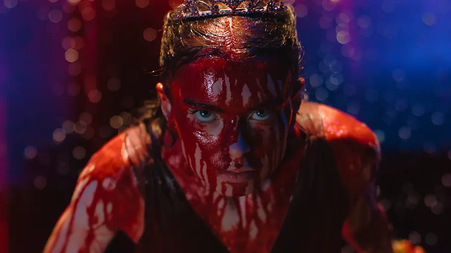 Carrie auf Prime Video: Ende, Unterschied zum Buch Summer H. Howell als Carrie White in der neuen Amazon Prime Video-Serie „Carrie“ blutüberströmt auf ihrem Abschlussball.