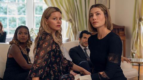 Cassandra Freeman (Janie), Elizabeth Banks (Nicky), Gabriel Sloyer (Jake) und Jessica Biel (Chloe) aus „Die perfekte Schwester“ sitzen im Wohnzimmer auf dem Sofa, alle schauen in dieselbe Richtung. - Foto: Jojo Whilden/Prime