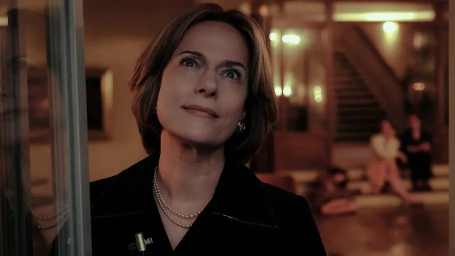 Caterina Schöllack (Claudia Michelsen) in „Ku’damm 77“. Ku'damm 77 - Die verlorene Tochter: Caterina Schöllack (Claudia Michelsen) steht am Fenster und sieht glücklich und sorglos in die Ferne.