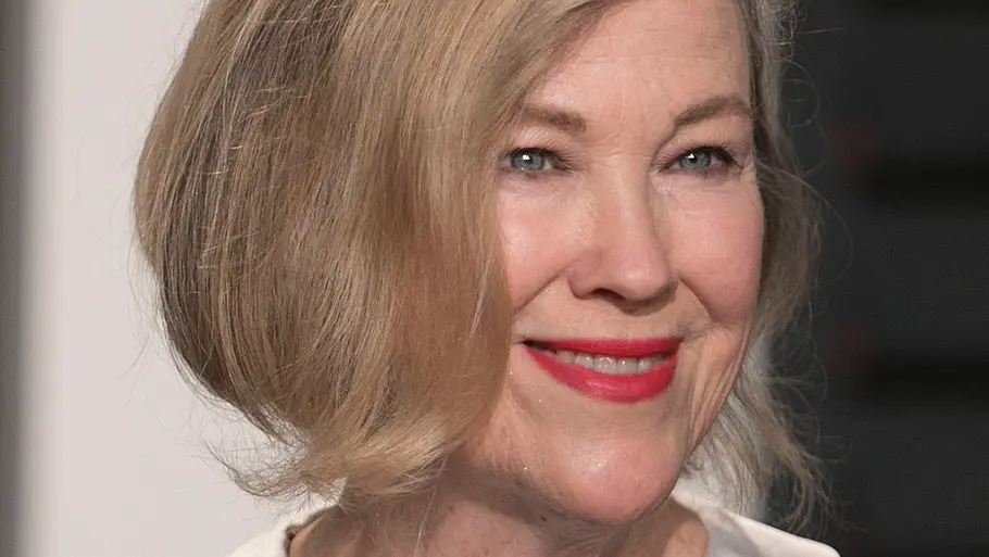Catherine O’Hara Catherine O’Hara lächelt und blickt zur Seite