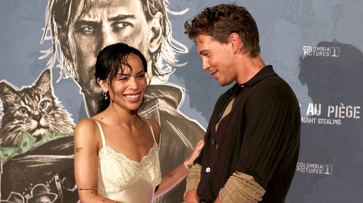 Zoë Kravitz und Austin Butler lachen. Sie berührt sanft seinen Arm. Zoë Kravitz und Austin Butler lachen. Sie berührt sanft seinen Arm.