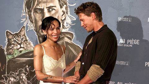 Zoë Kravitz und Austin Butler lachen. Sie berührt sanft seinen Arm. - Foto: IMAGO / KCS Presse