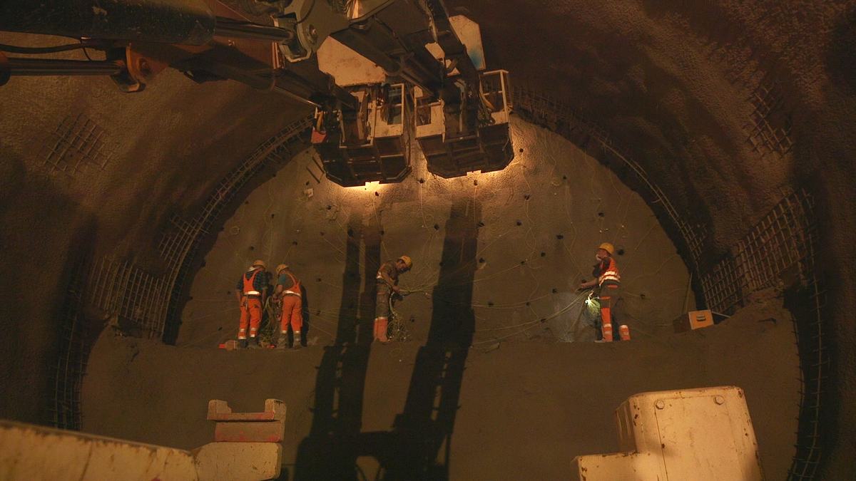 bohren, buddeln, sprengen - maschinen am ende des tunnels