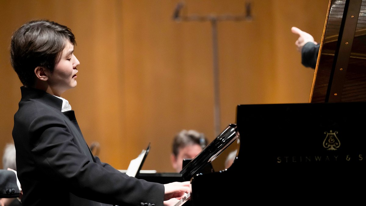 jakub hrůša dirigiert die berliner philharmoniker