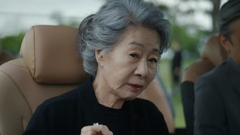 Chairwoman Park sitzt und hebt ihre Hand.