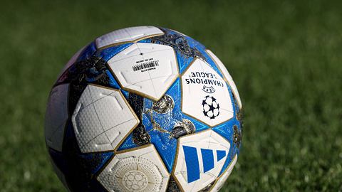 Ein Champions League Ball wird offensiv ausgestellt auf dem Rasen - Foto: IMAGO / Offside Sports Photography