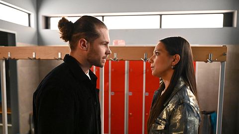 Charlie und Milan stehen sich gegenüber und schauen sich ernst an. - Foto: RTL / Julia Feldhagen