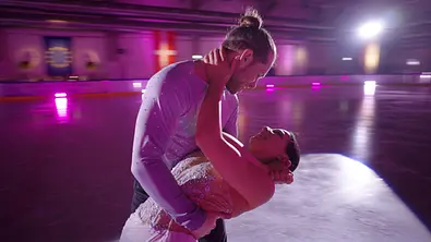 Charlie und Milan halten sich auf dem Eis in den Armen. - Foto: RTL