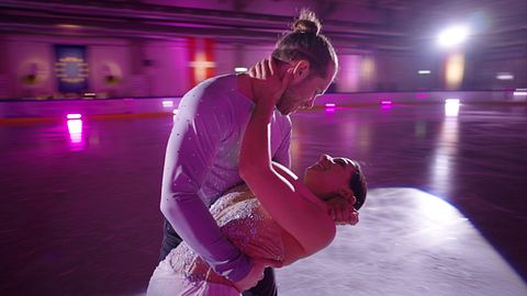 Charlie und Milan halten sich auf dem Eis in den Armen. - Foto: RTL