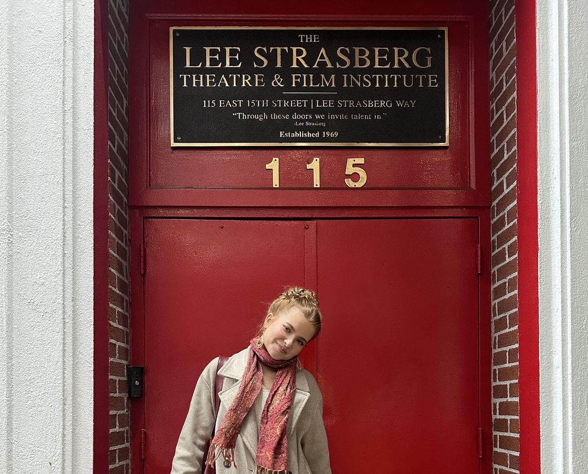 Charlott Reschke in New York Charlott Reschke vor der Lee Strasberg School in New York