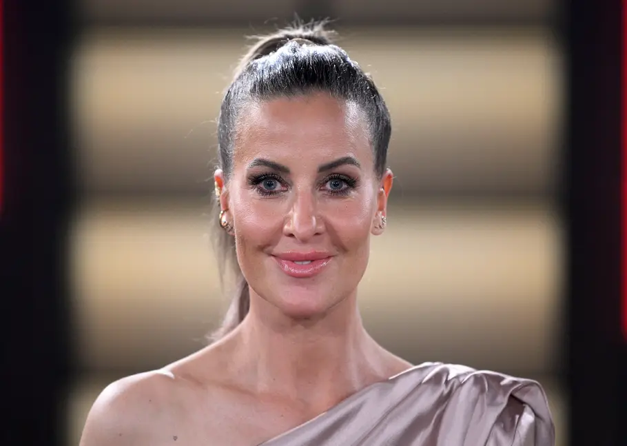 Charlotte Engelhardt lächelt in die Kamera. Der Hintergrund ist unscharf und dezent beleuchtet.