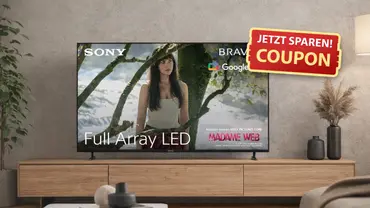 KI-Bild eines Sony Bravia TVs, der auf einem TV-Board in einem Wohnzimmer steht + Coupon-Grafik - Foto: TV Movie / ChatGPT