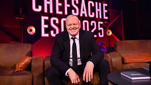 Stefan Raab sitzt auf dem Chefsessel und lächelt  - Foto: Media Press