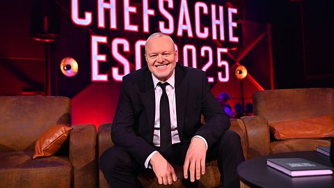 Stefan Raab sitzt auf dem Chefsessel und lächelt  - Foto: Media Press