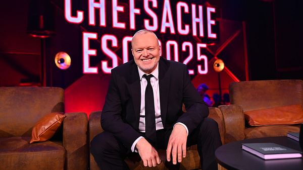 Stefan Raab sitzt auf dem Chefsessel und lächelt  - Foto: Media Press