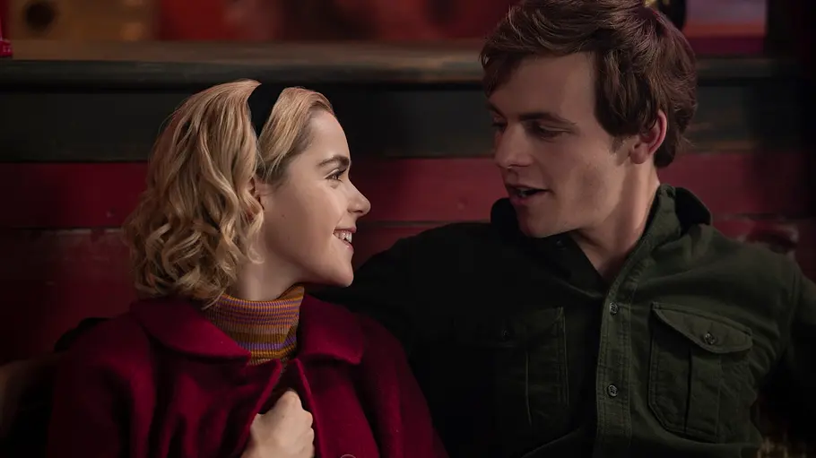 Sabrina und Harvey aus „Chilling Adventures of Sabrina“ schauen sich verliebt in die Augen.