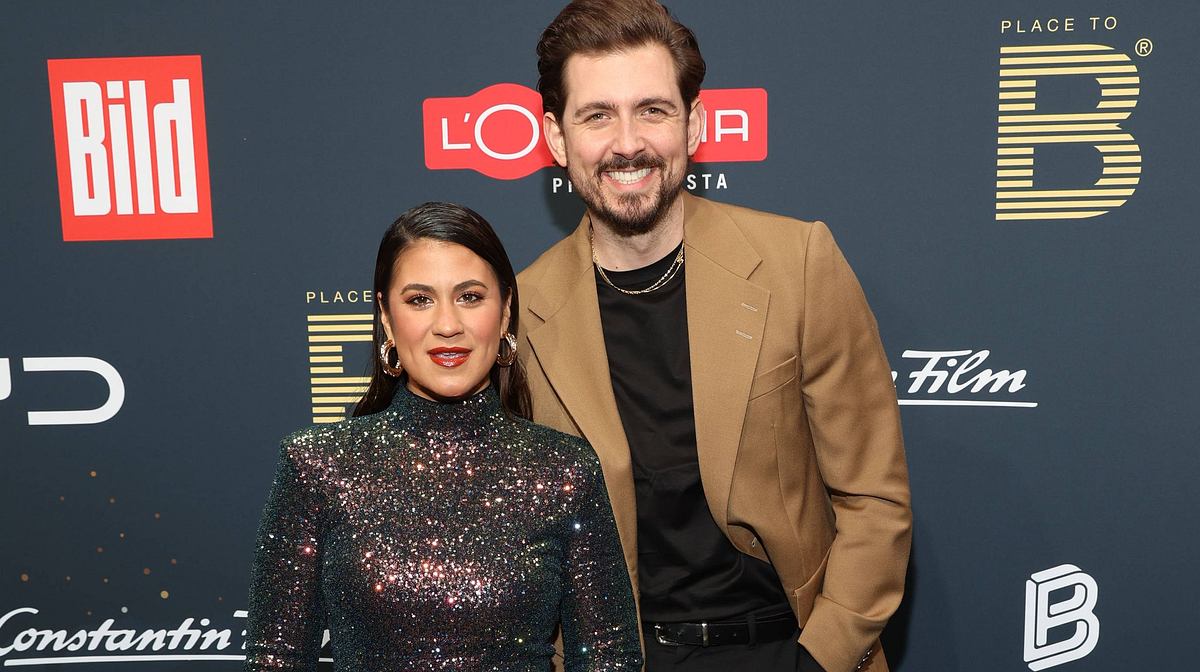 Chris Wackert und Stefanie Brungs beim „Place to B“-Event. Beide lächeln in die Kamera.
