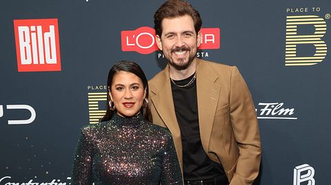 Chris Wackert und Stefanie Brungs beim „Place to B“-Event. Beide lächeln in die Kamera. - Foto: IMAGO / Eventpress