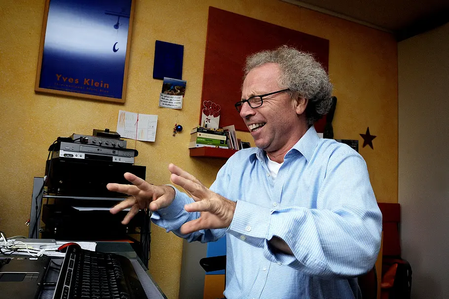 Christian Horsters lachend beim Musikmachen. 
