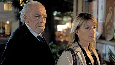 Christian Kohlund (Rolle Thomas Borchert) und Ina Paule Klink (Rolle Dominique Kuster) - Foto: ARD Degeto Film/Roland Suso Richter Christian Kohlund (Rolle Thomas Borchert) und Ina Paule Klink (Rolle Dominique Kuster) - Foto: ARD Degeto Film/Roland Suso Richter