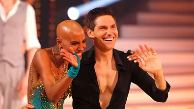 Christian Polanc lächelt und hebt die Hand. - Foto: IMAGO / Future Image