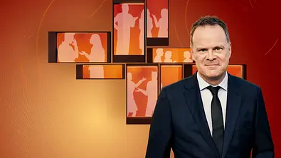 Am Puls - Deutschland diskutiert: Christian Sievers steht vor einer orangefarbenen Wand auf der Icons von stilisierten Menschen abgebildet sind, die sich unterhalten und schaut in die Kamera. - Foto: ZDF/Vielfein