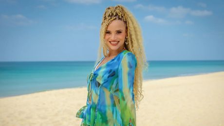 Christin Okpara steht lächelnd am Star-Strand – warum sie jedoch in Folge fünf einfach verschwunden ist, erklärt sie jetzt.   - Foto: RTLZWEI / Luis Zeno Kuhn