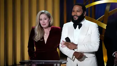 Christina Applegate und Anthony Anderson bei den Emmys im Jahr 2024. - Foto: IMAGO / Imagn Images