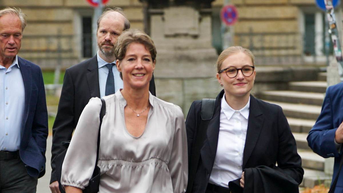 Christina Block mit ihrer Verteidigerin Paula Wlodarek vor dem Strafjustizgebäude.
