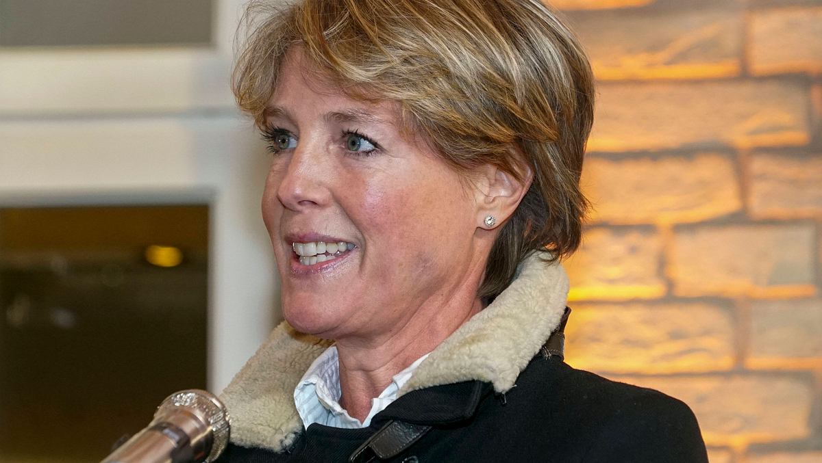 Christina Block muss sich vor Gericht verantworten. Christina Block leicht lächlend vor einem Mikro.