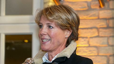 Christina Block leicht lächlend vor einem Mikro. - Foto:  IMAGO / BREUEL-BILD