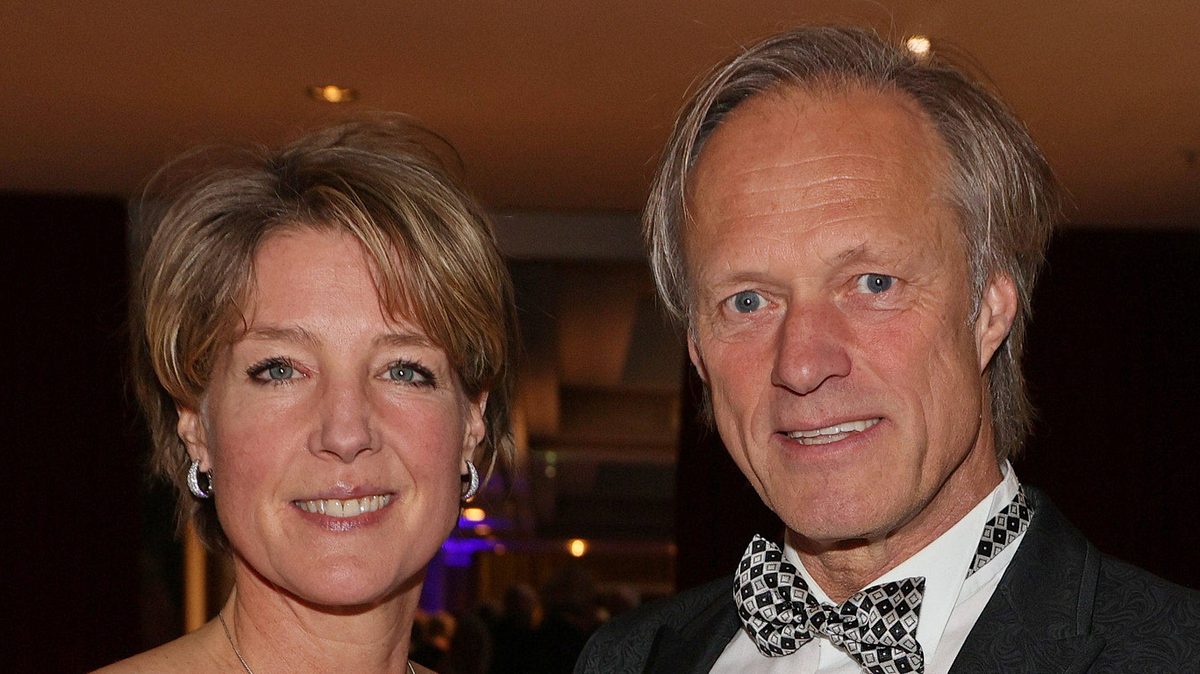 Christina Block und Gerhard Delling angeklagt Steakhouse-Erbin Christina Block und ihr Freund, TV-Moderator Gerhard Delling, lächeln in die Kamera