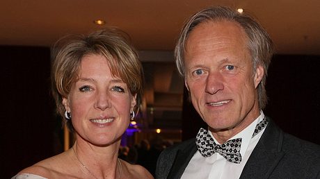 Steakhouse-Erbin Christina Block und ihr Freund, TV-Moderator Gerhard Delling, lächeln in die Kamera - Foto: IMAGO / Eventpress