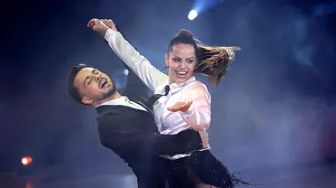 Christina Hänni und Sergiu Maruster tanzen in schwarz-weißen Outfits. - Foto: IMAGO / Panama Pictures