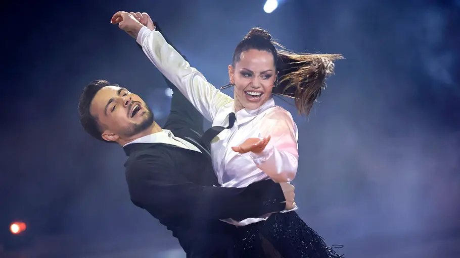 Christina Hänni und Sergiu Maruster tanzen in schwarz-weißen Outfits.