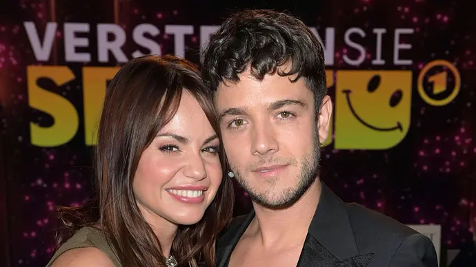 Christina Hänni und Luca Hänni posieren lächelnd bei der TV-Show „Verstehen Sie Spaß?“ - Foto: IMAGO / Future Image